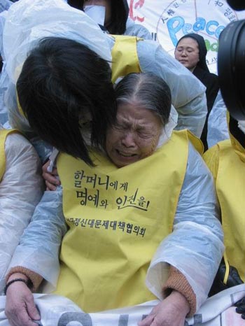 일본정부와 한국정부에 대해 치밀어 오르는 분노를 참다못해 황금주 할머니는 끝내 흐느껴 울고야 말았다. 